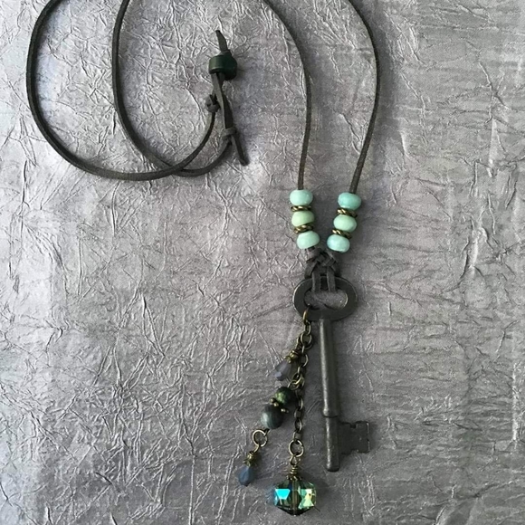 🗝HAND-CRAFTED NECKLACE - Picture 1 of 6